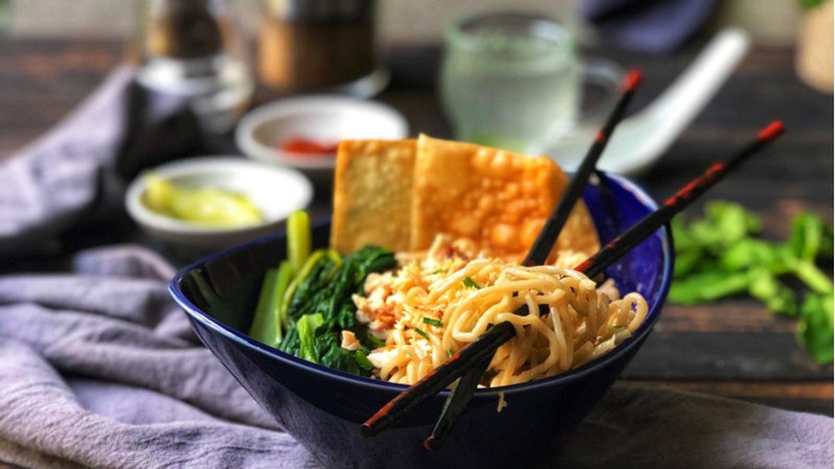 Kuliner Legendaris Surabaya: Mie Pangsit Mbah Jambrong Viral di Karangpilang