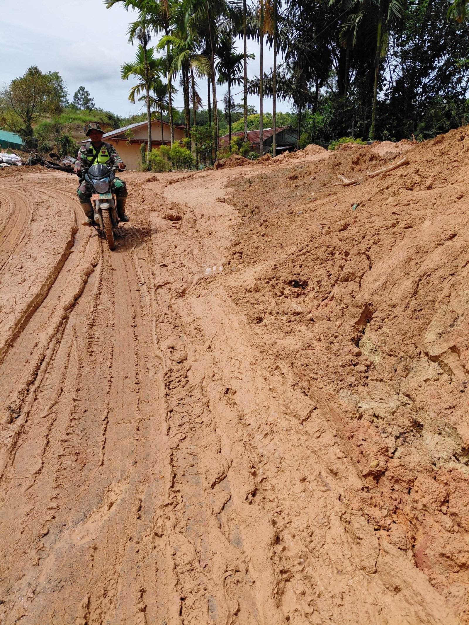 Akses Tarutung-Tapanuli Tengah Kembali Normal Usai Longsor