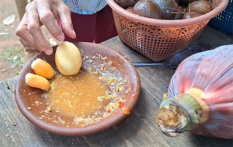 Rujak Salak Mak Ambreh di Desa Kertarahayu Raih Popularitas di Media Sosial