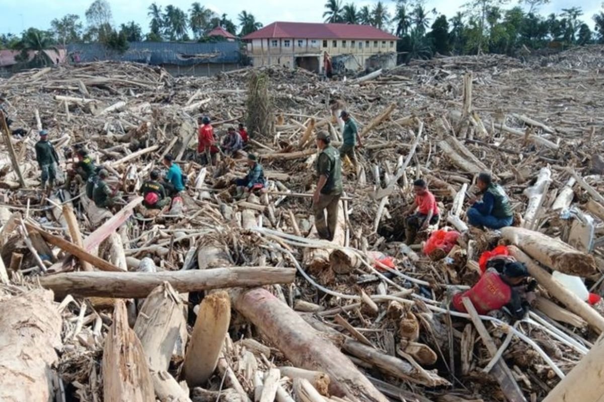 BNPB: TNI-Polri dan Petugas Bekerja 20 jam per Hari Pulihkan Sumatra