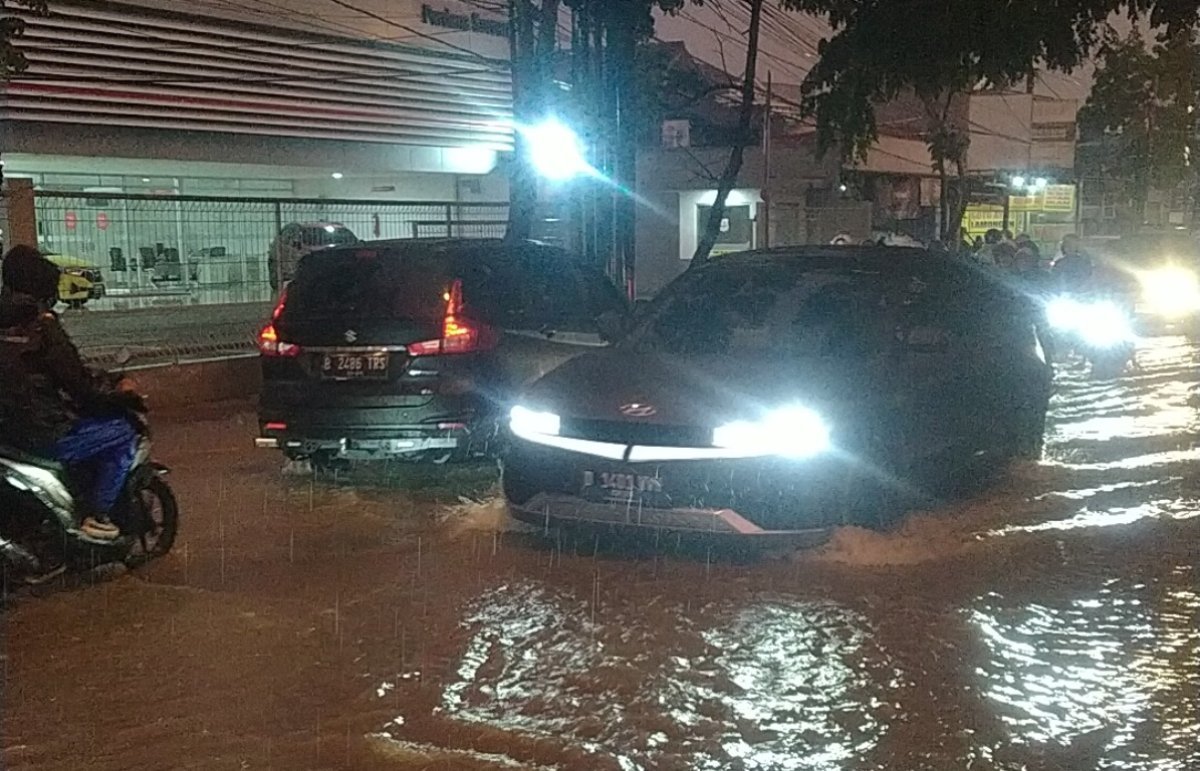Bandung Barat Dilanda Banjir Bandang, Longsor Tutup Akses Jalan
