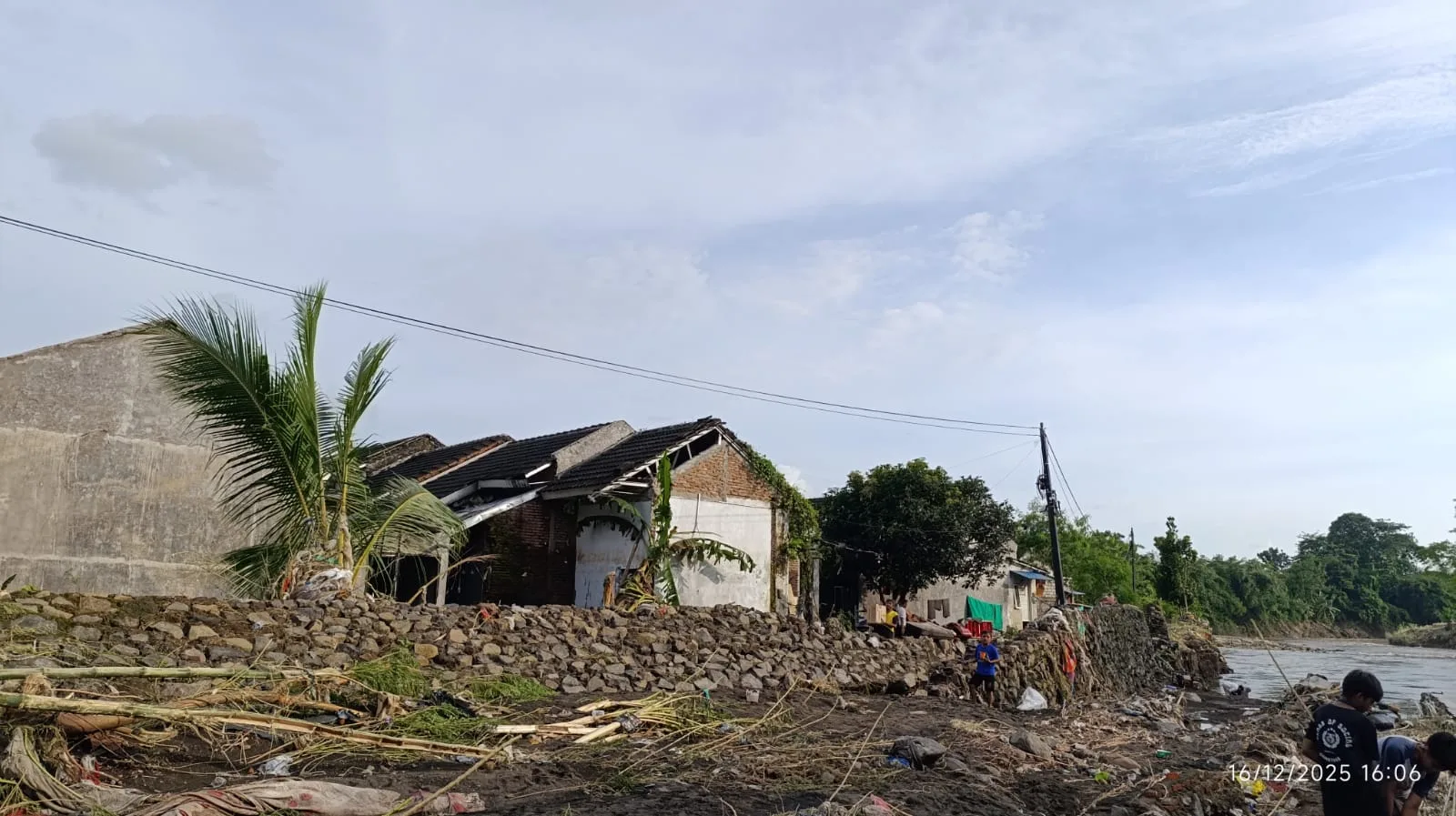 BPBD Kirim Bantuan Logistik ke Perumahan Terdampak Banjir di Jember