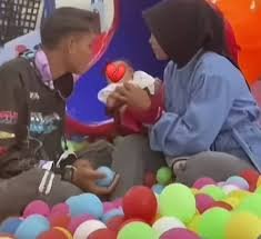 Viral Bayi Baru Berusia 1 Bulan Diajak Mandi Bola Bikin Warganet Geram