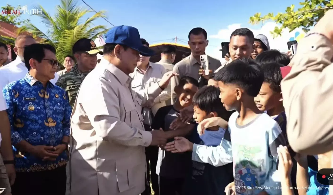 Prabowo Tunjukkan Kepedulian Saat Bertemu Warga Terdampak Bencana di Sumbar