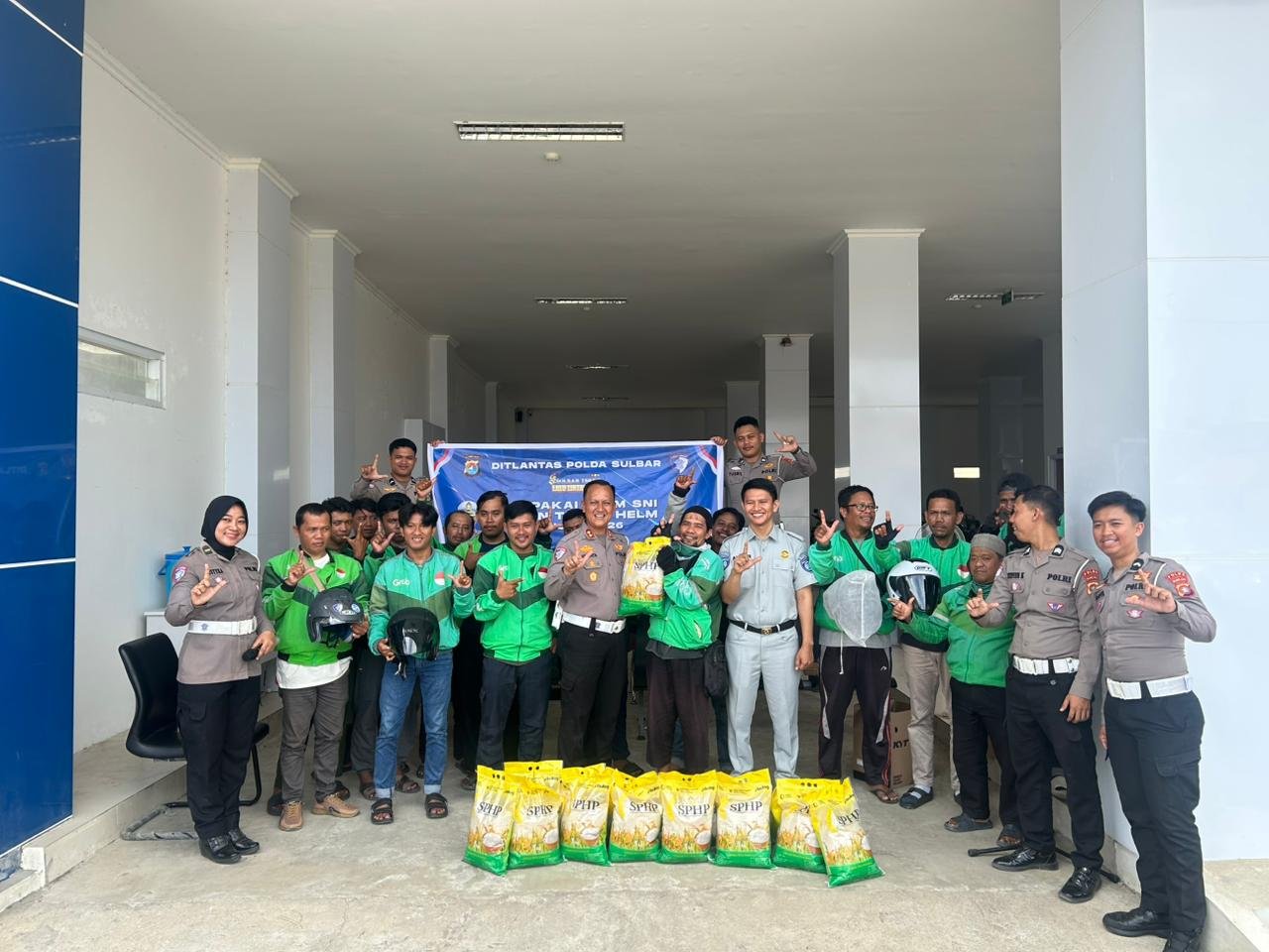Dukung Keselamatan Berkendara, Ditlantas Polda Sulbar dan Jasa Raharja Mamuju Gelar Safety Riding Bersama Ojol