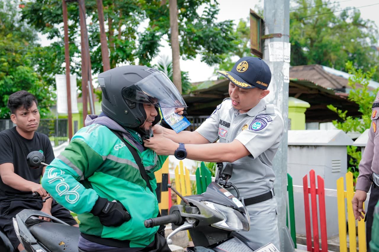 Komitmen Keselamatan Lalu Lintas, Jasa Raharja Cabang Mamuju Bersama Ditlantas Polda Sulbar Bagikan Helm dan Sosialisasikan Keselamatan Berkendara