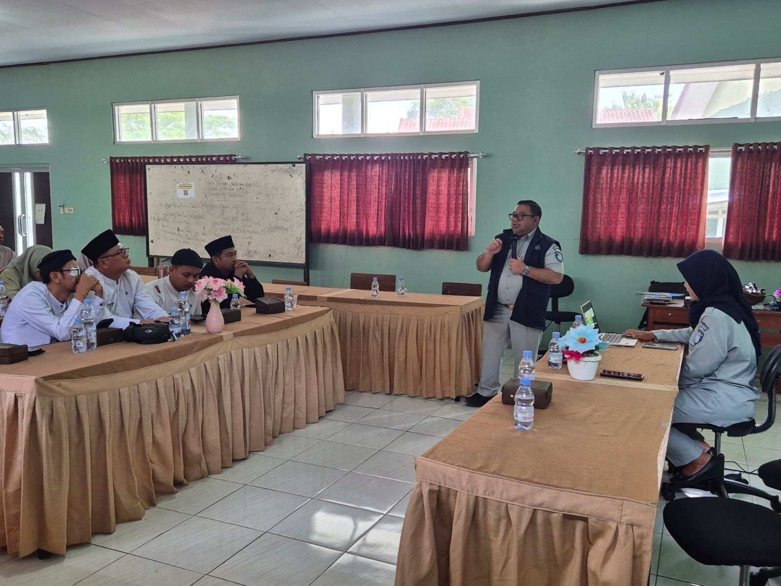 Jasa Raharja Cabang Tasikmalaya Sosialisasikan Program Pengajar Peduli Keselamatan Lalu Lintas di SMK Negeri Manonjaya