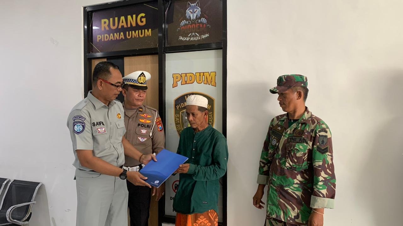 Jasa Raharja Serahkan Santunan kepada Ahli Waris Korban Kecelakaan Lalu Lintas di Pamekasan