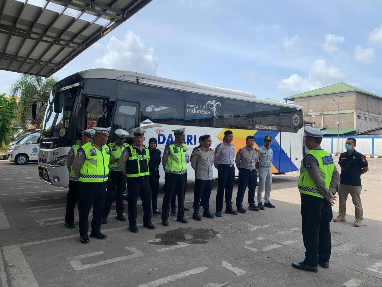 Jasa Raharja Bersama Stakeholder Laksanakan Rampcheck dan Pemasangan Stiker Practical Guidance di ALBN Sei Ambawang