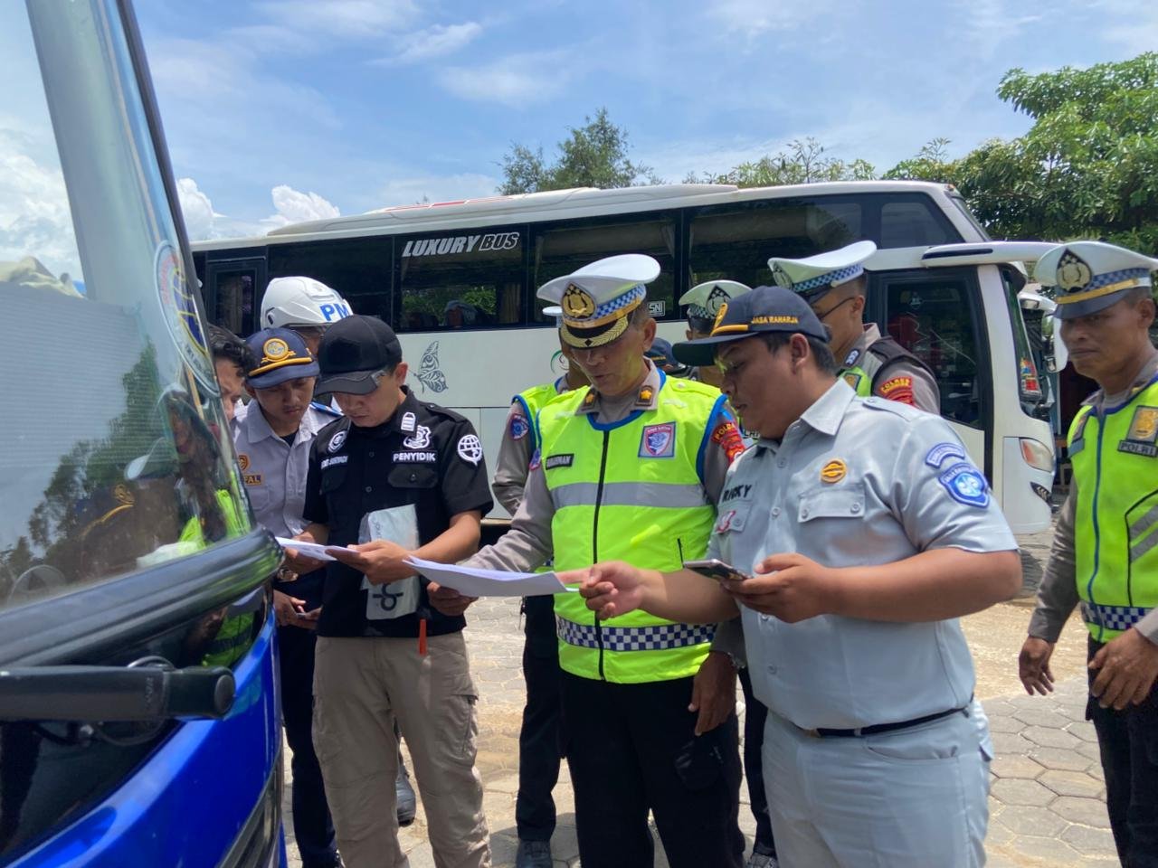 Pastikan Keselamatan Wisatawan, Lintas Instansi Periksa 14 Armada Bus di Drini dan Kukup