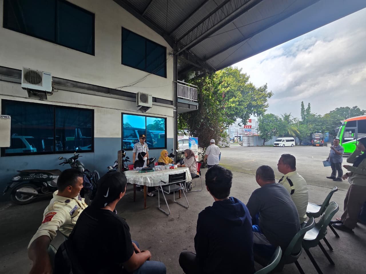 Upaya Preventif Kecelakaan, Jasa Raharja Karawang Selenggarakan Pemeriksaan Kesehatan Bagi Pengemudi Di PO Warga Baru