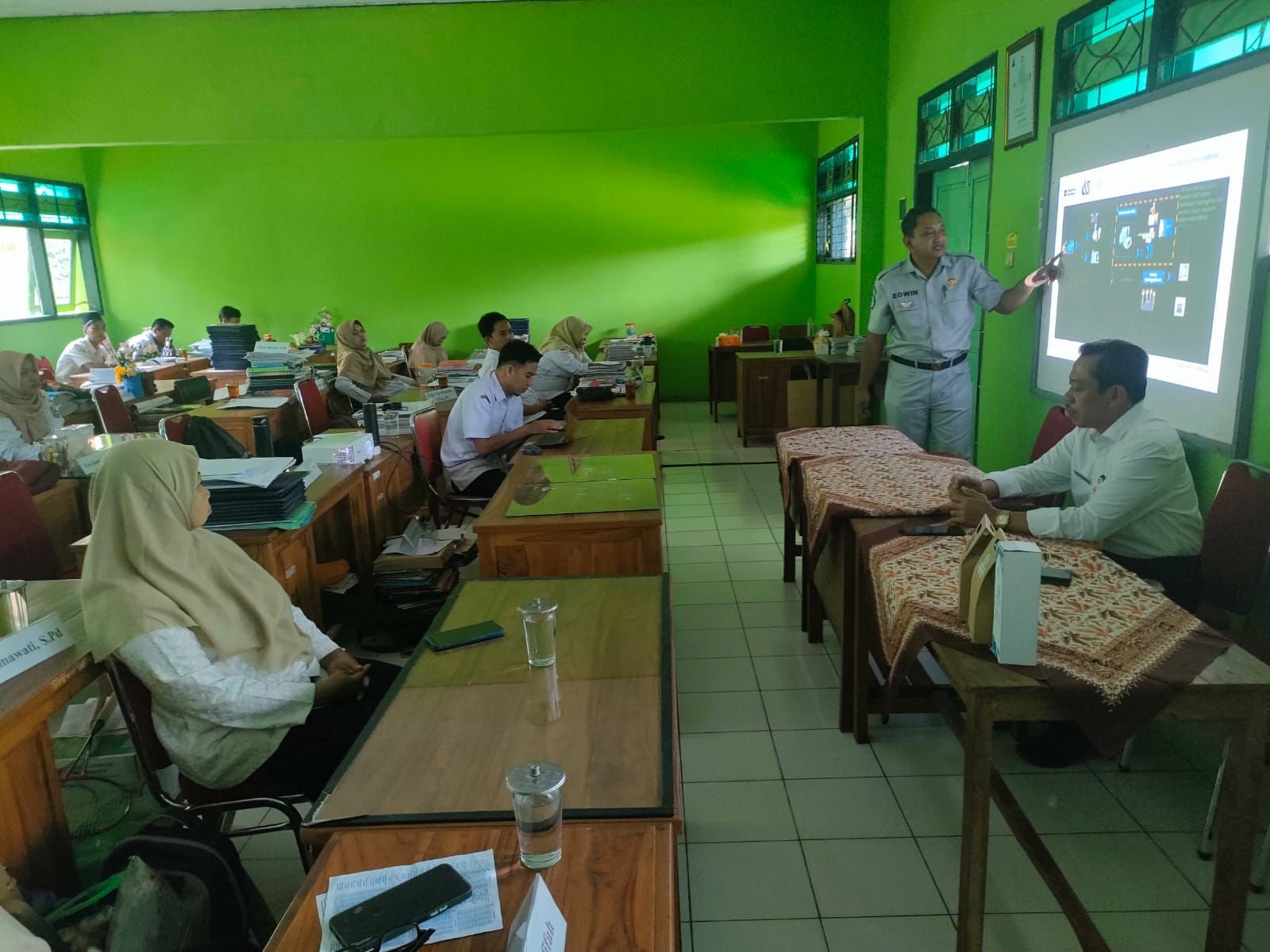 Gelar Pengajar Peduli Keselamatan Lalu Lintas, Guru di SMAN 1 Jogorogo Ngawi Simak Paparan dari Jasa Raharja