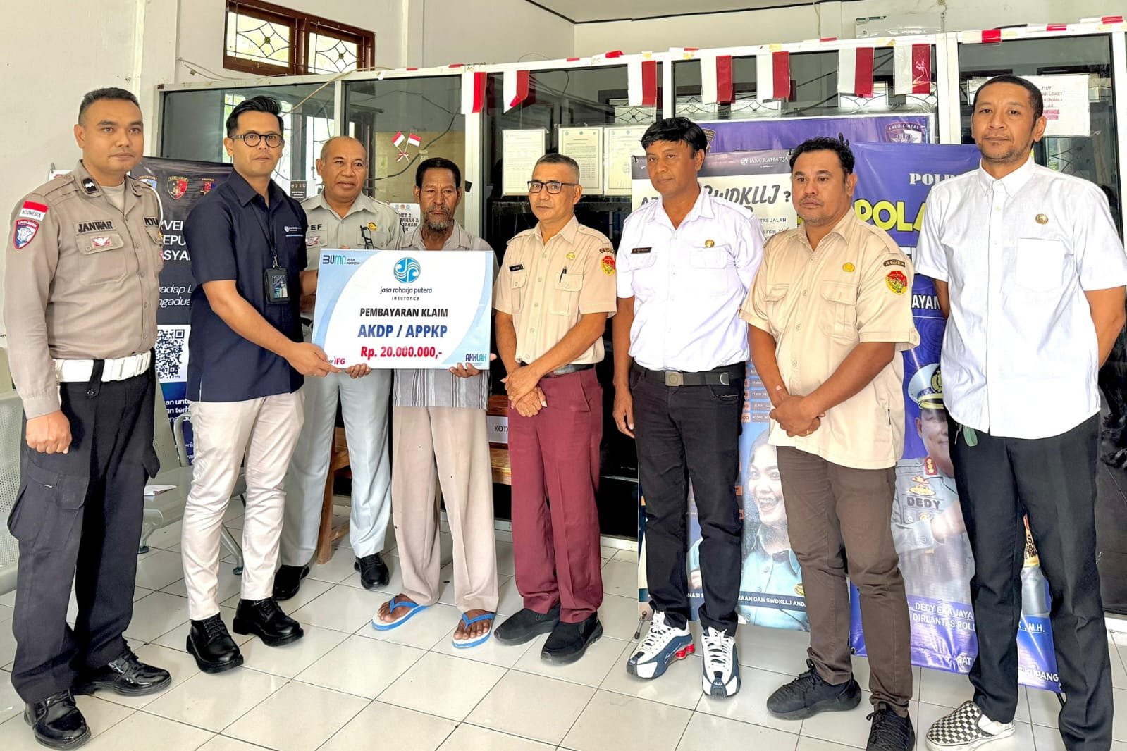 Hadir Untuk Masyarakat, Jasa Raharja Kanwil NTT Bersama Jasaraharja Putera Serahkan Santunan Korban Kecelakaan Di Kabupaten Kupang