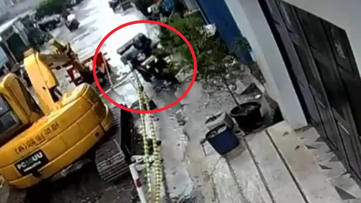 Lubang Galian di Penjaringan Makan Korban, Dua Pemotor Terjatuh