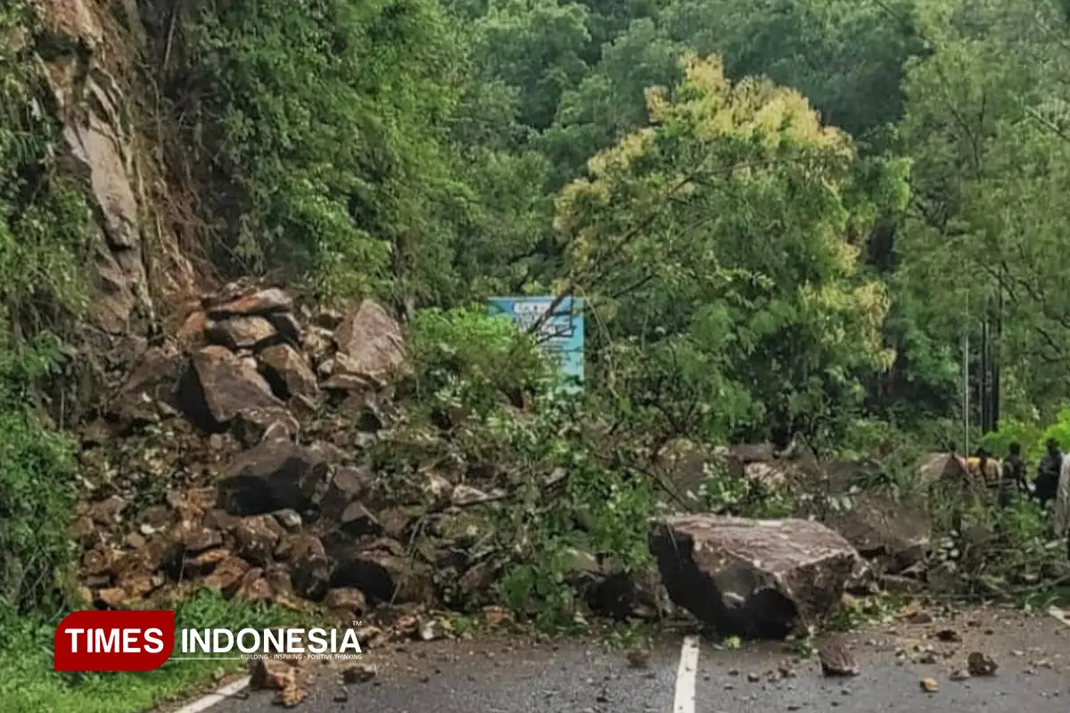 Belasan Longsor di Jalur Ponorogo–Pacitan, Lalu Lintas Melambat