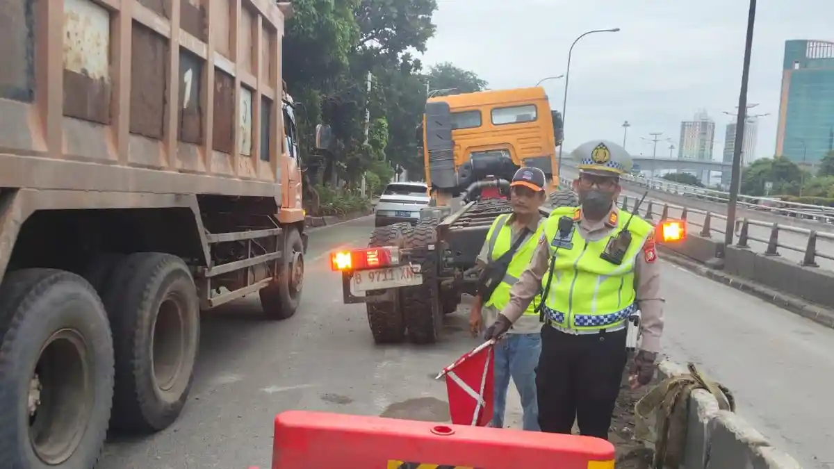 Insiden Lalu Lintas di Jakbar, Truk Hantam Pembatas Busway S Parman