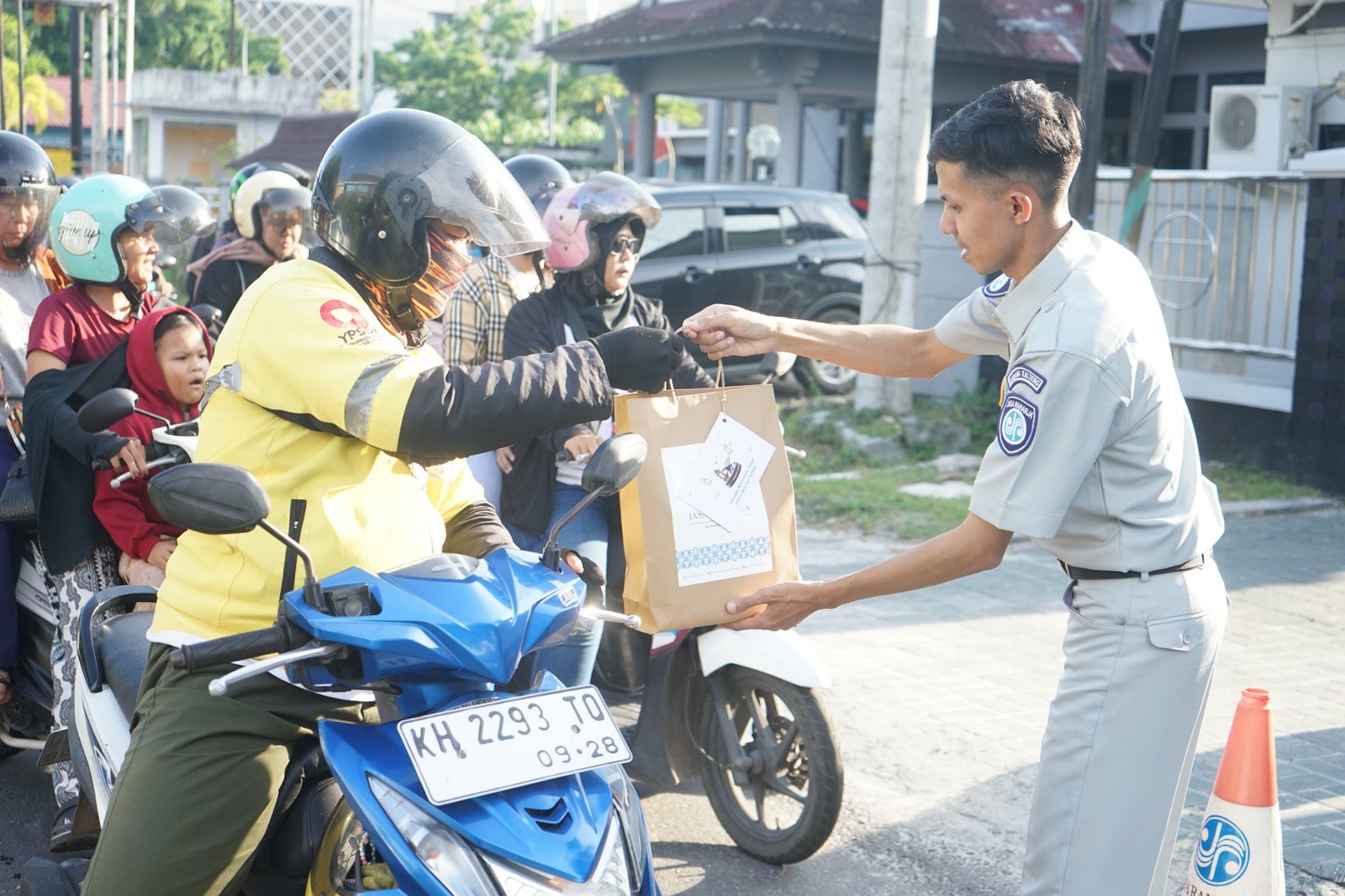 Jasa Raharja Kalteng Berbagi Takjil, Tebar Jejak Kebaikan Ramadan bagi Pengguna Jalan