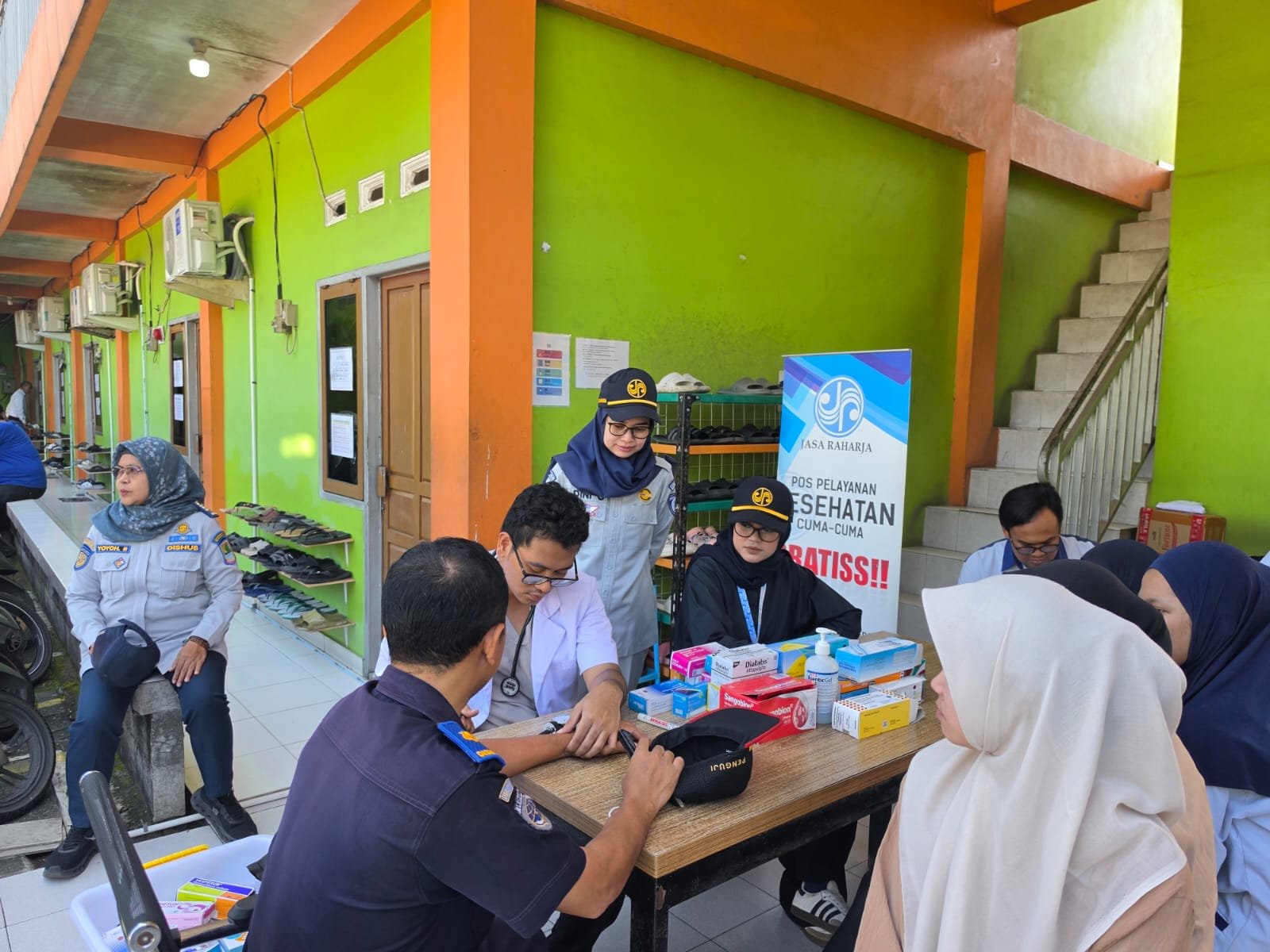 Peduli Kesehatan Pengemudi, Jasa Raharja Karawang Gelar Pengobatan Gratis di PO Alam Jaya