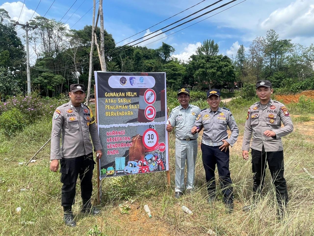 Mendorong Budaya Tertib Berlalu Lintas Melalui Pemasangan Spanduk Himbauan Keselamatan