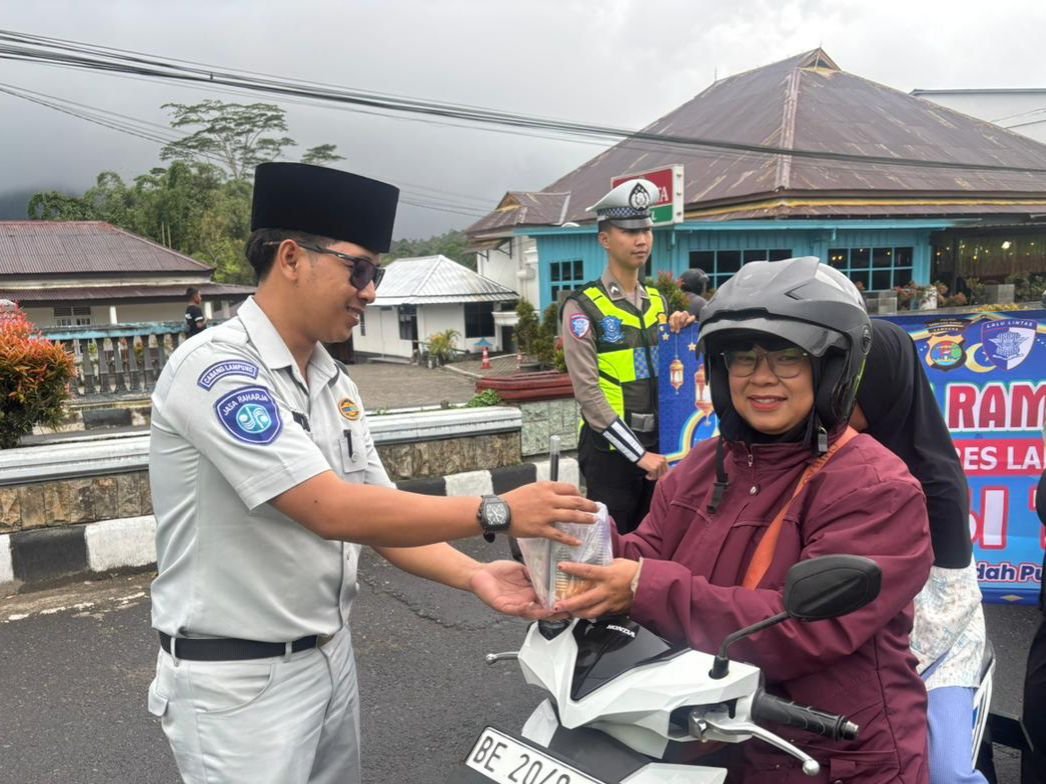 PJJR Samsat Liwa dan Satlantas Polres Lampung Barat Bagikan Takjil Serta Sosialisasikan Tertib Berlalu Lintas