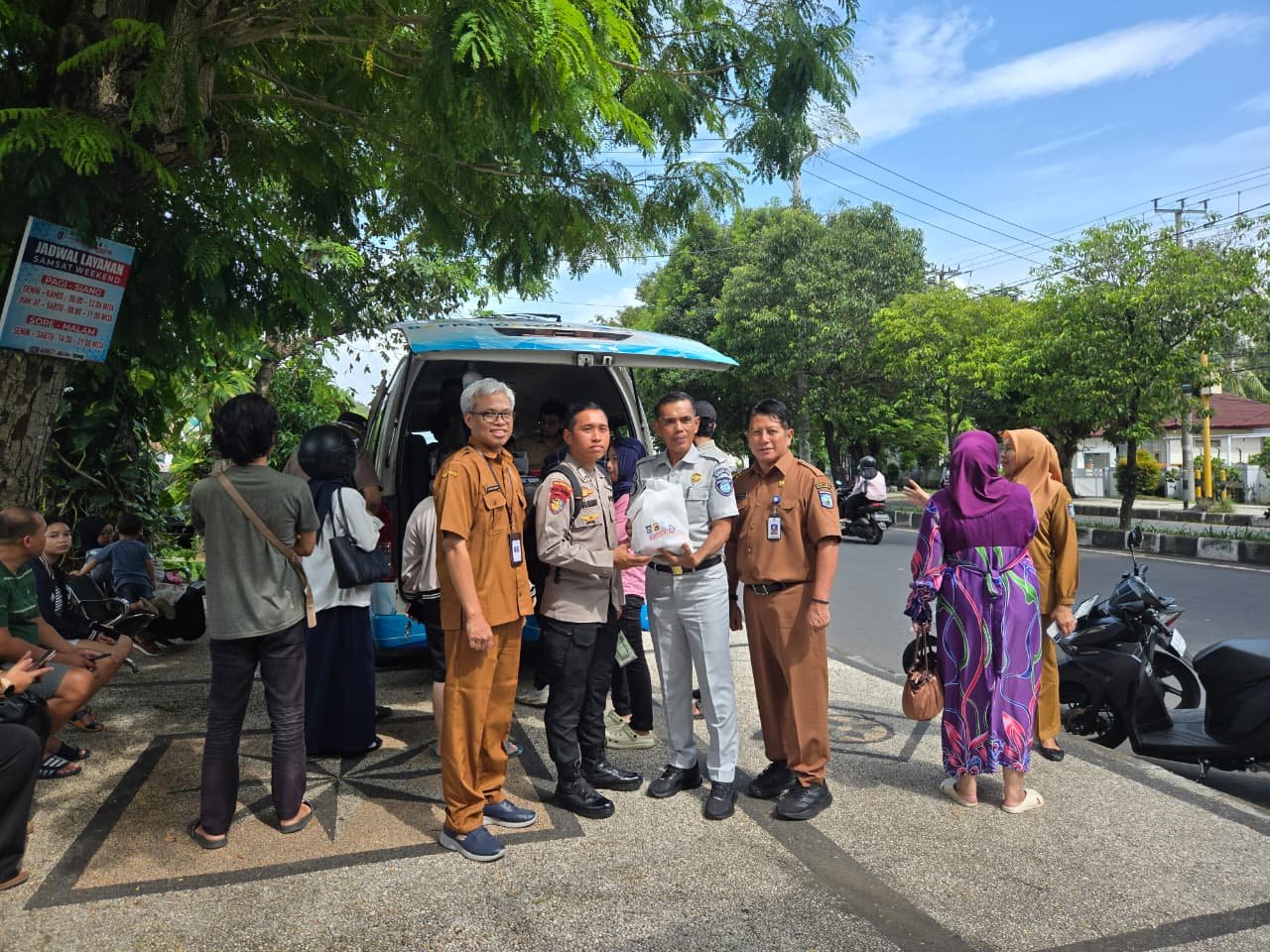 Apresiasi Wajib Pajak, Jasa Raharja NTB dan Bappenda NTB Gelar Aksi Bagi Takjil dan Sembako 