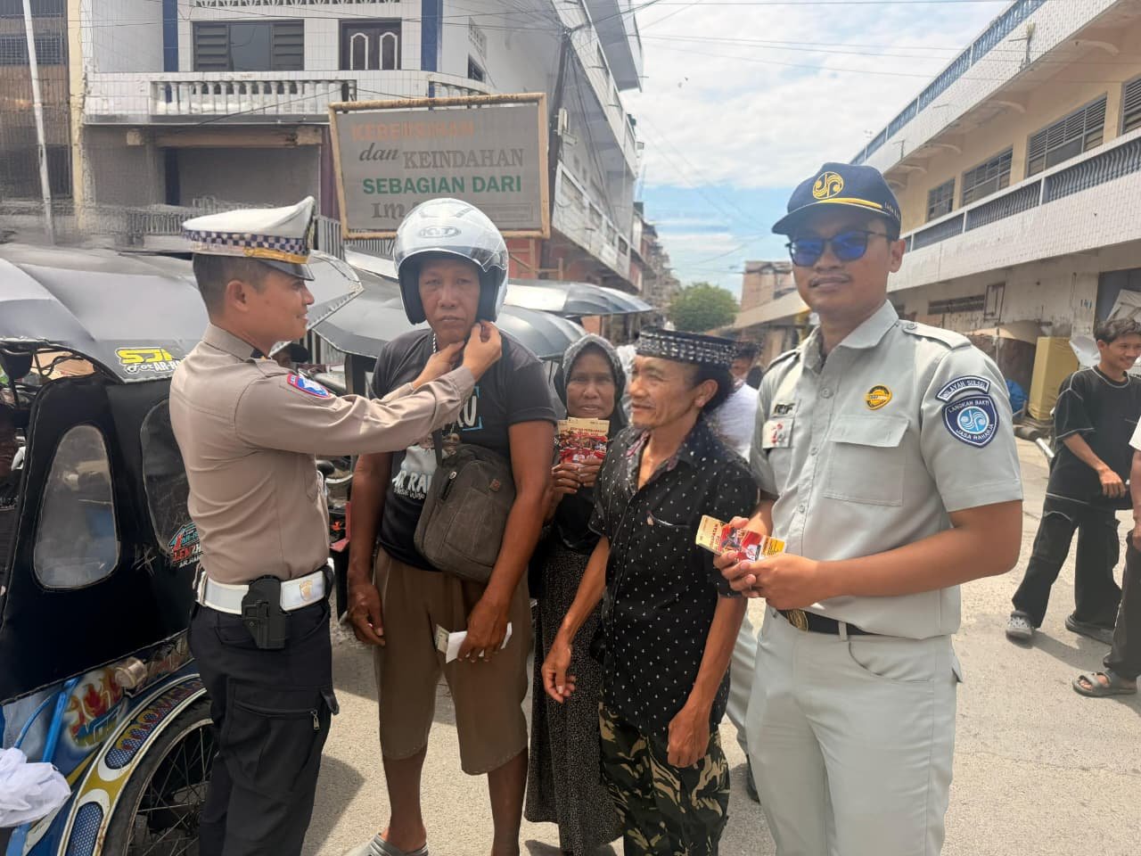 Jasa Raharja Gelar Aksi Peduli Keselamatan dengan Melaksanakan Pembagian Helm kepada Pengendara di Siwa, Kabupaten Wajo