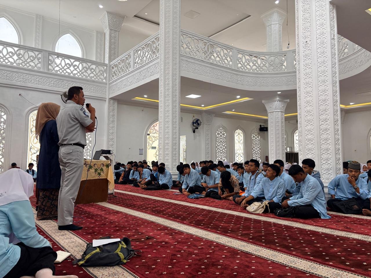 Jasa Raharja Sumatera Barat Bersama Samsat Arosuka Edukasi Pelajar SMKN 1 Gunung Talang tentang Keselamatan Lalu Lintas