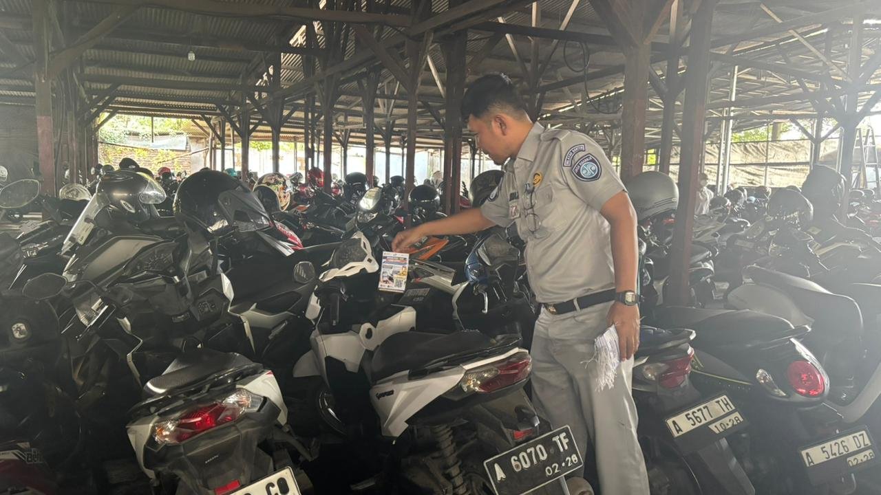 Aksi Simpatik Jasa Raharja Banten: Sapa Ratusan Pemilik Kendaraan di Kantong Parkir untuk Edukasi Digital dan Undian Emas