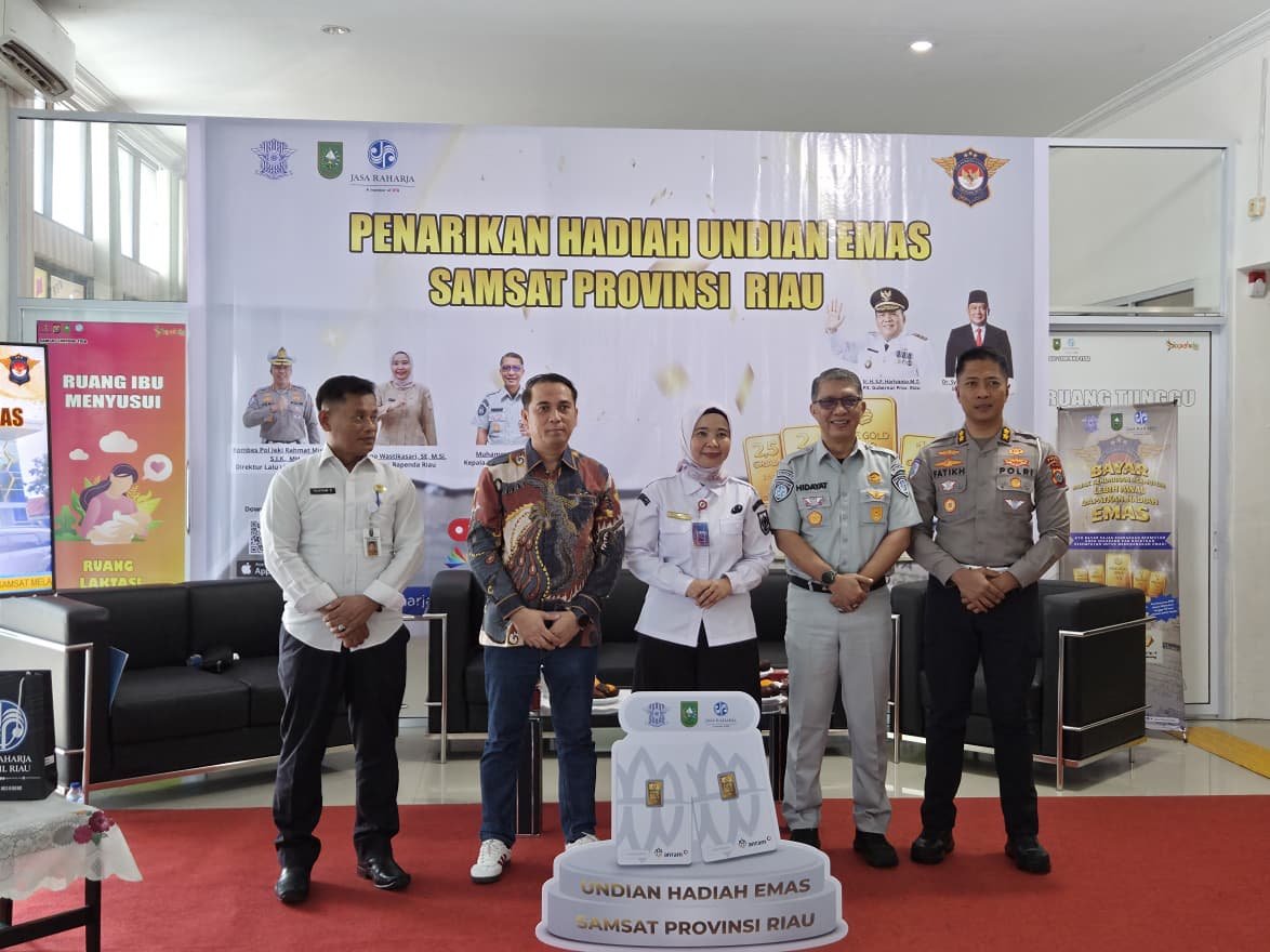 Dua Pemenang Hadiah Undian Emas Pembayaran Pajak Ranmor Riau Diumumkan Tim Pembina Samsat