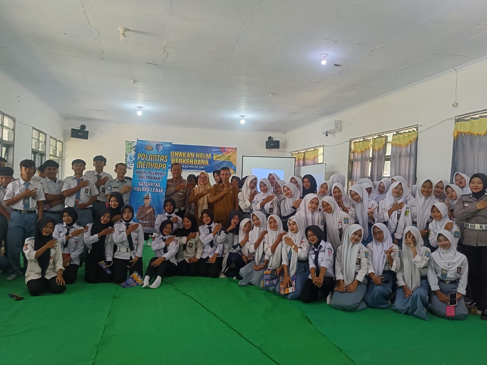 Jasa Raharja Bersama Satlantas Polres Lebak Gelar Penyuluhan Tertib Berkendara Dan Kepatuhan Pajak Kendaraan di SMKN 1 Cikulur