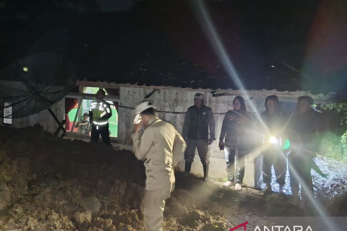 Hujan Deras Picu Longsor di Cianjur, Dua KK Diungsikan