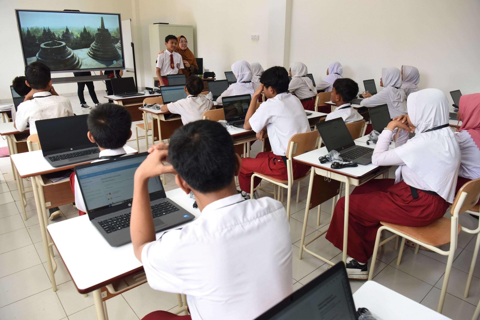 Peran Guru Sekolah Rakyat: Bangun Chemistry dan Semangat Belajar Siswa