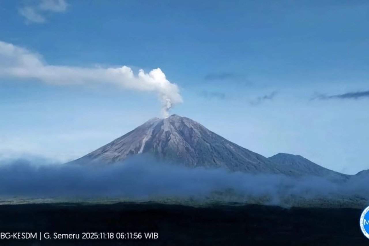 Gunung Semeru Erupsi, Abu Vulkanik Mengarah ke Barat Daya