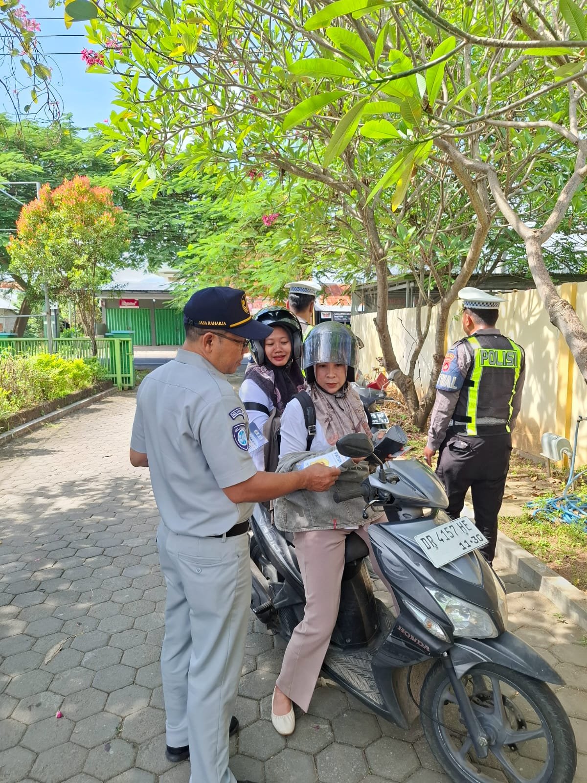 Jasa Raharja Kanwil NTB Turut Ikuti Operasi Gabungan dan Sosialisasikan Program Apresiasi Emas Bagi Wajib Pajak Patuh di Wilayah Samsat Tanjung