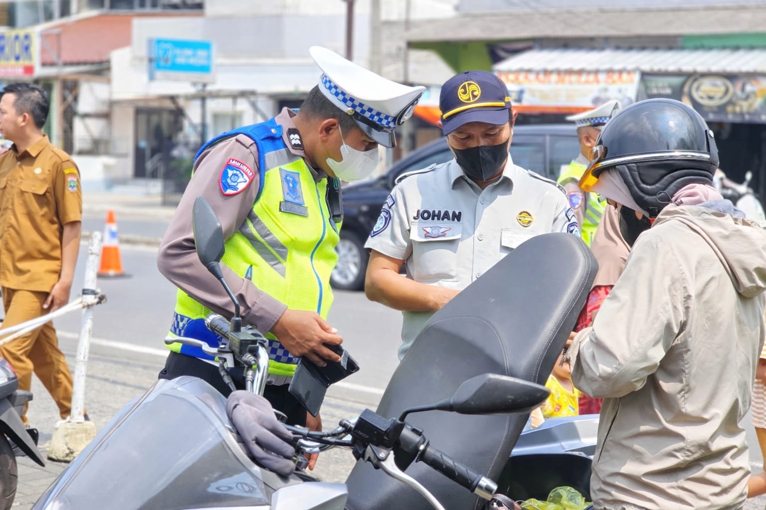 Tim pembina Samsat Ciledug gelar Razia ingatkan Fungsi pajak Kendaraan berperan sebagai Perlindungan