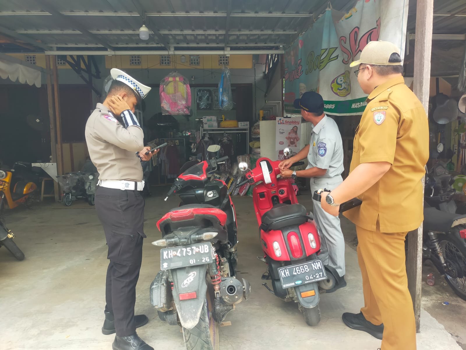 Sasar Kawasan Pasar, Samsat Kasongan Gencarkan Penagihan Pajak Kendaraan