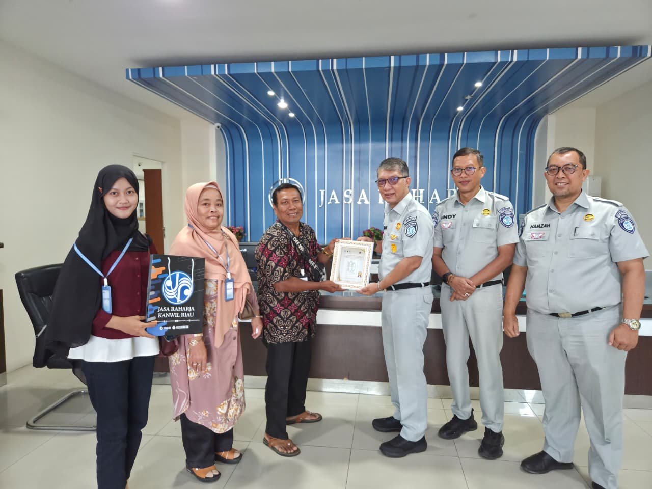 Jasa Raharja Kanwil Riau Serahkan Hadiah Apresiasi Emas kepada Wajib Pajak Periode I