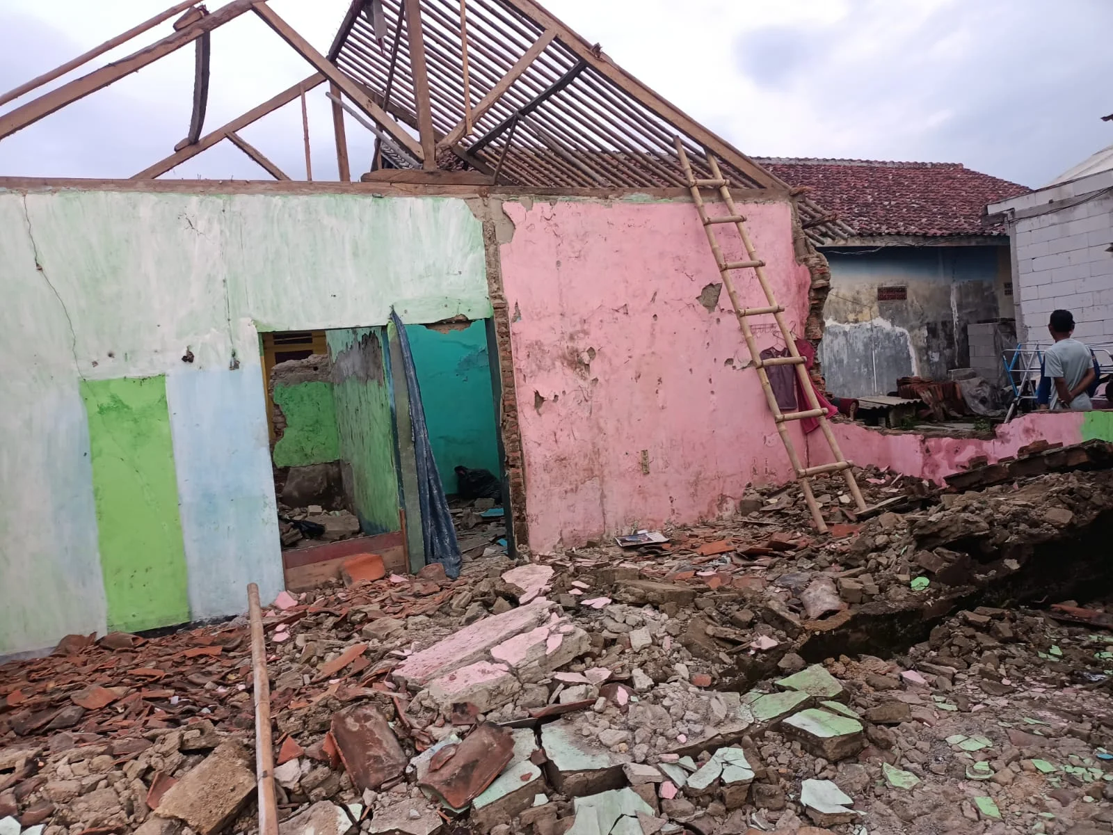 Cuaca Ekstrem Robohkan Rumah di Tangerang, Satu Anak Luka