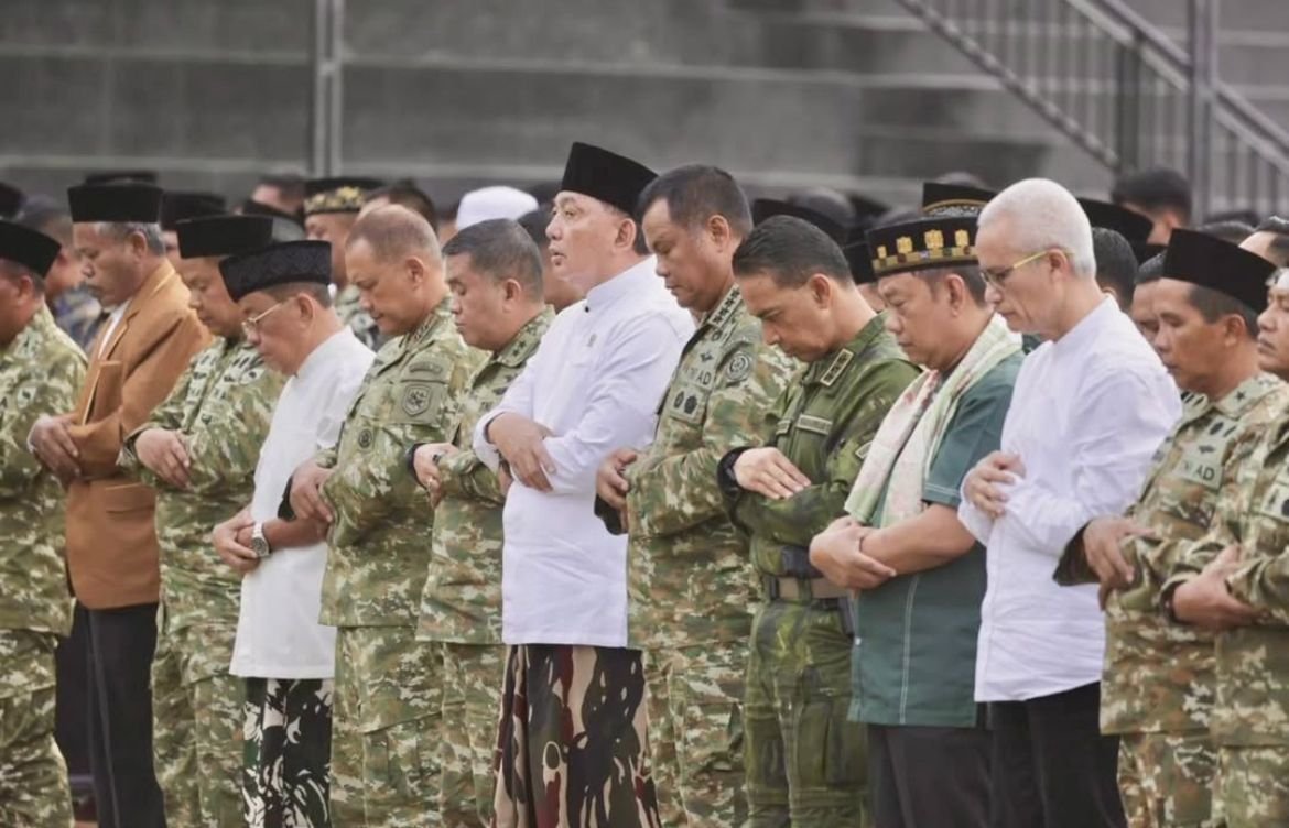 Menhan dan Wakil Panglima TNI Shalat Idul Adha Bersama Warga Papua Barat