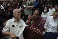 Dituntut 18 Tahun Bui, Nadiem Pecah Tangis dan Berpelukan dengan Istri
