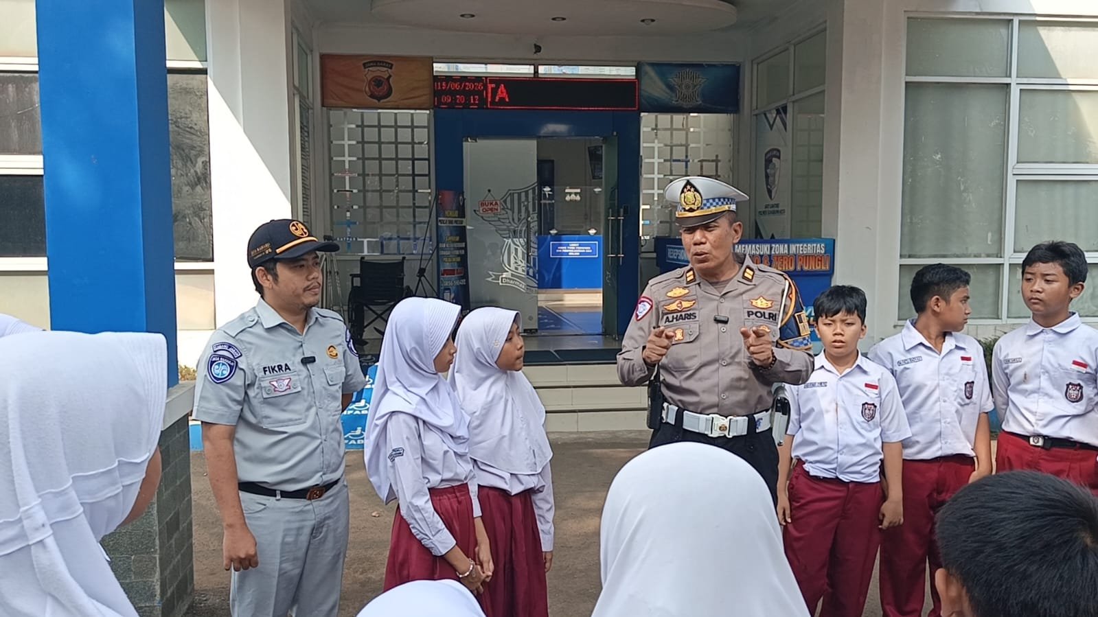 Jasa Raharja Cabang Sukabumi dan Satlantas Polres Sukabumi Kota Tanamkan Budaya Tertib Berlalu Lintas Sejak Dini Melalui Sosialisasi Kampung Tertib Lalu Lintas