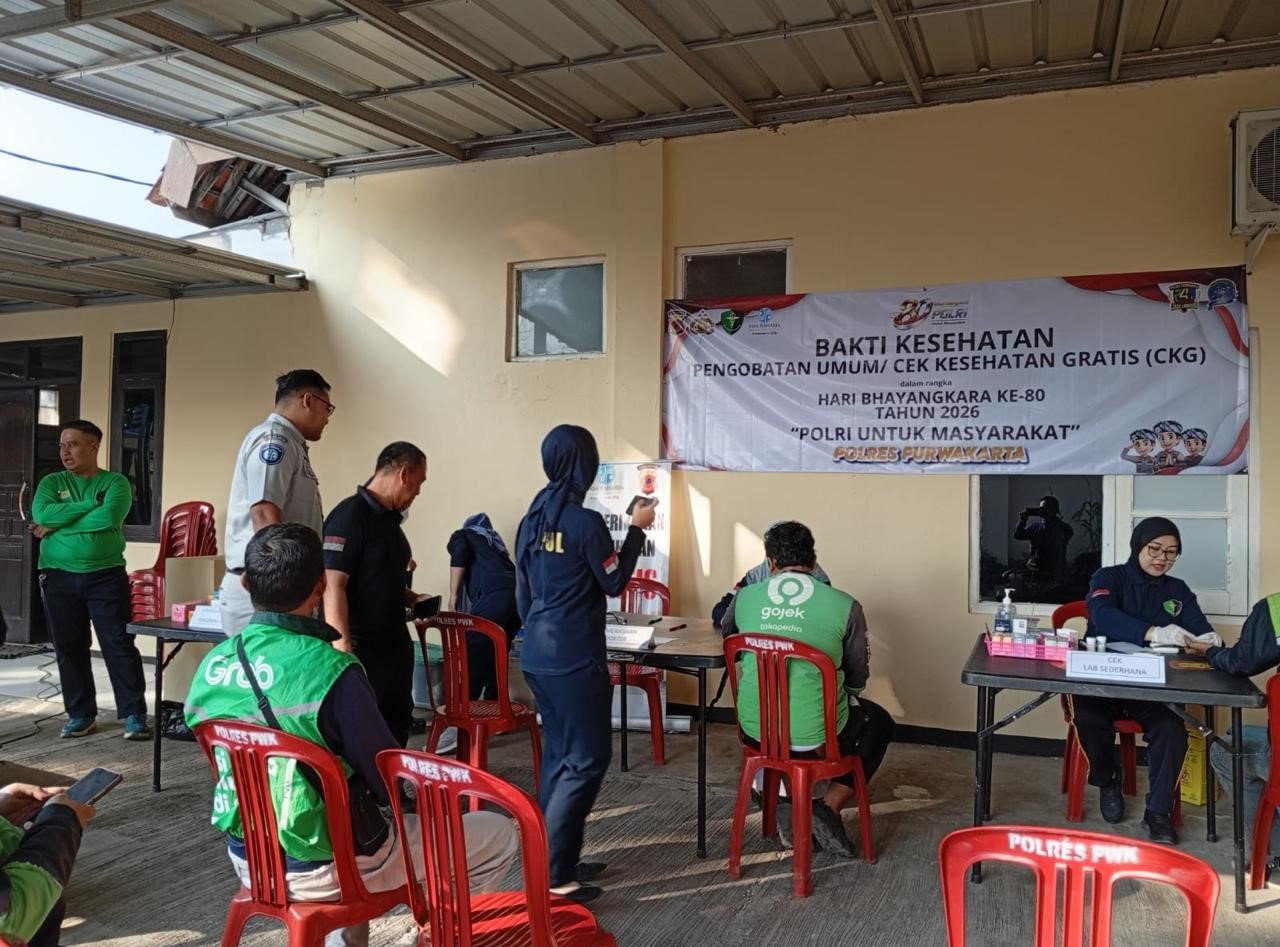 Sambut HUT Bhayangkara ke-80, Jasa Raharja dan Dokkes Polres Purwakarta Gelar Pengobatan Gratis Bagi Ratusan Pengemudi Ojek Online