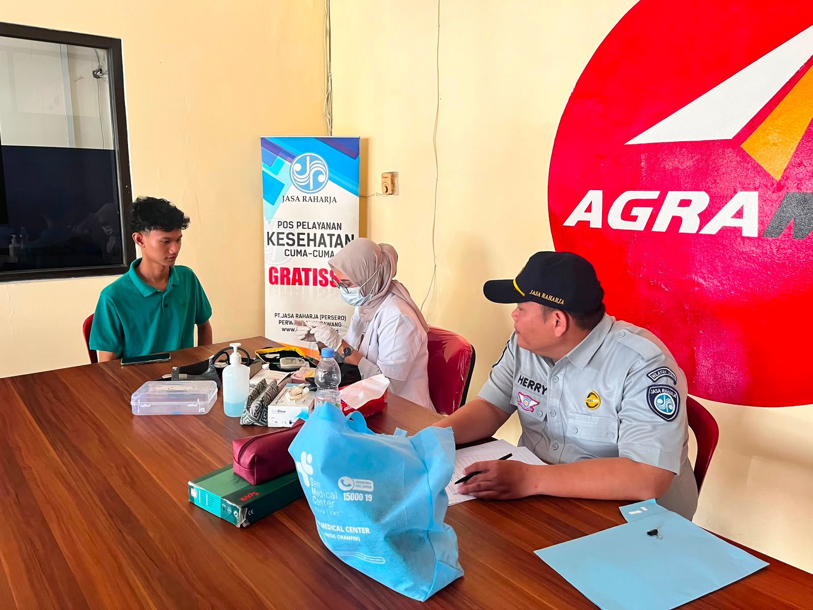 Apresiasi Untuk Operator Kendaraan Umum, Jasa Raharja Karawang Berikan Pengobatan Gratis Bagi Pengemudi Di Po Agramas