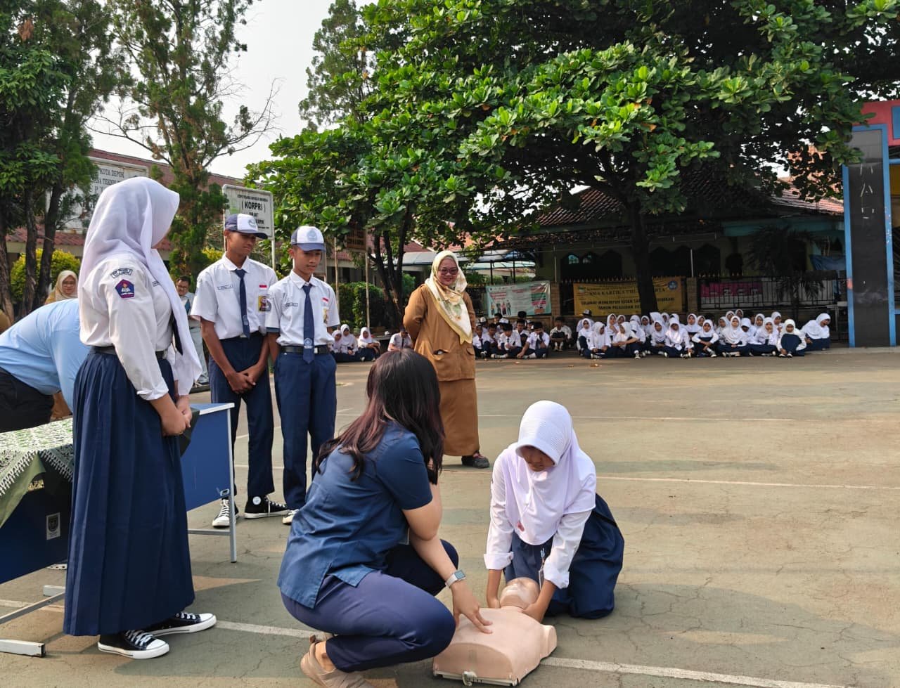 Bangun Generasi Pelopor Keselamatan, PT Jasa Raharja (Persero) Cabang Bogor Gelar Edukasi Keselamatan Berlalu Lintas dan Pelatihan PPGD di SMP Negeri 8 Depok