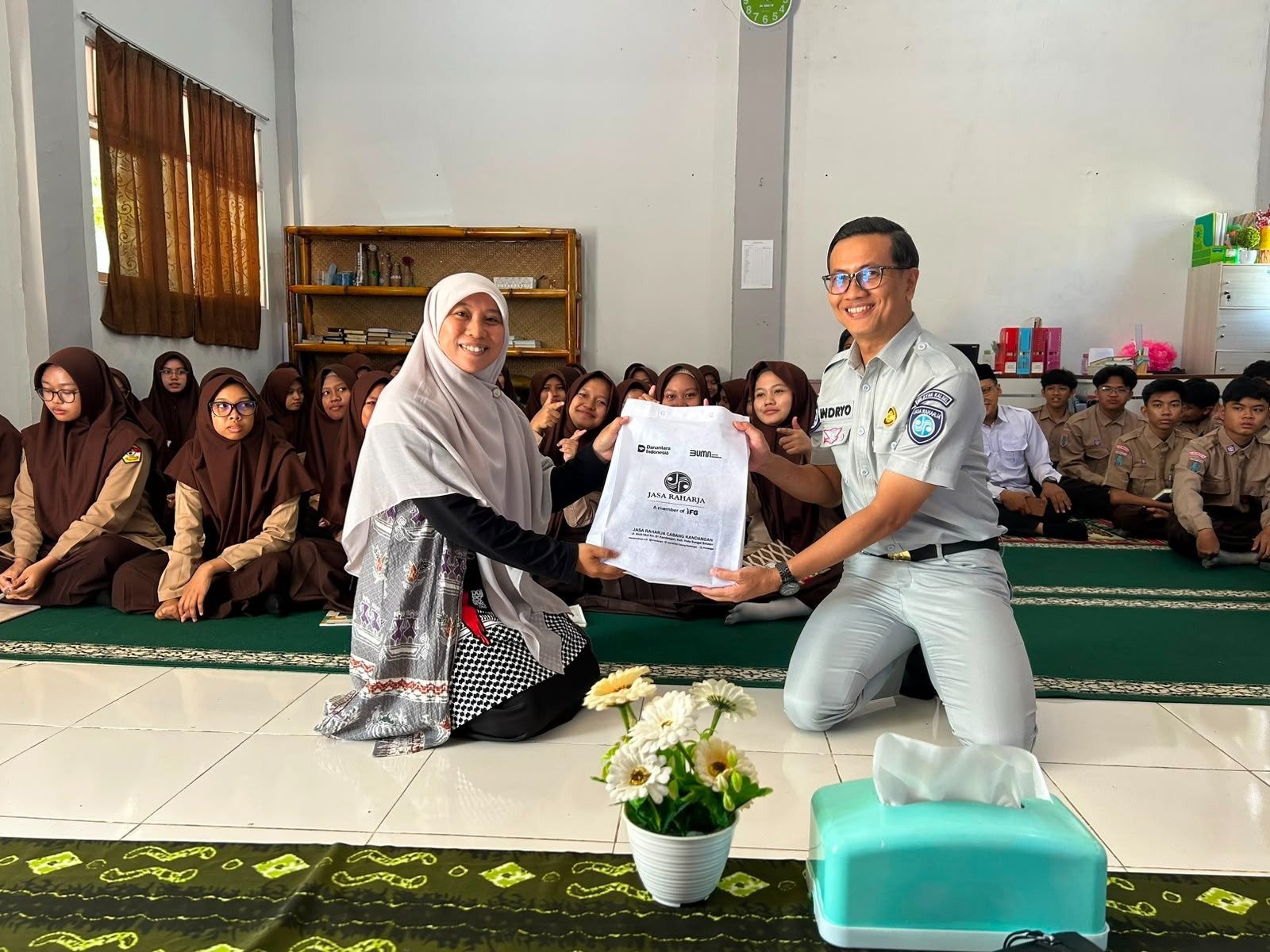 PT Jasa Raharja (Persero) Cabang Kandangan Edukasi Keselamatan Berlalu Lintas pada Kegiatan MPLS SMA Islam Qurrata A’yun Kandangan