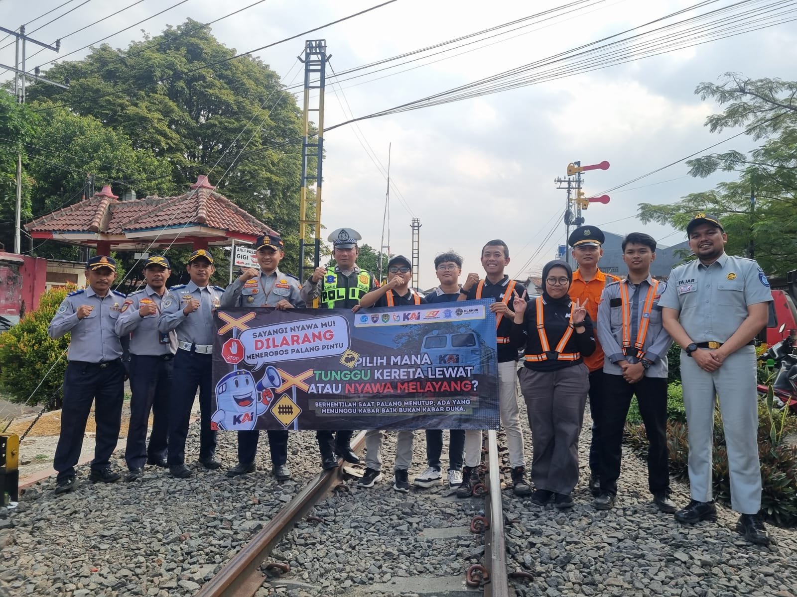 Dorong Budaya Tertib Berlalu Lintas Di Perlintasan Sebidang, Jasa Raharja Sukabumi Bersama Dishub Kab Cianjur, Polres Cianjur dan Rail Fans Cianjur Gelar Sosialisasi