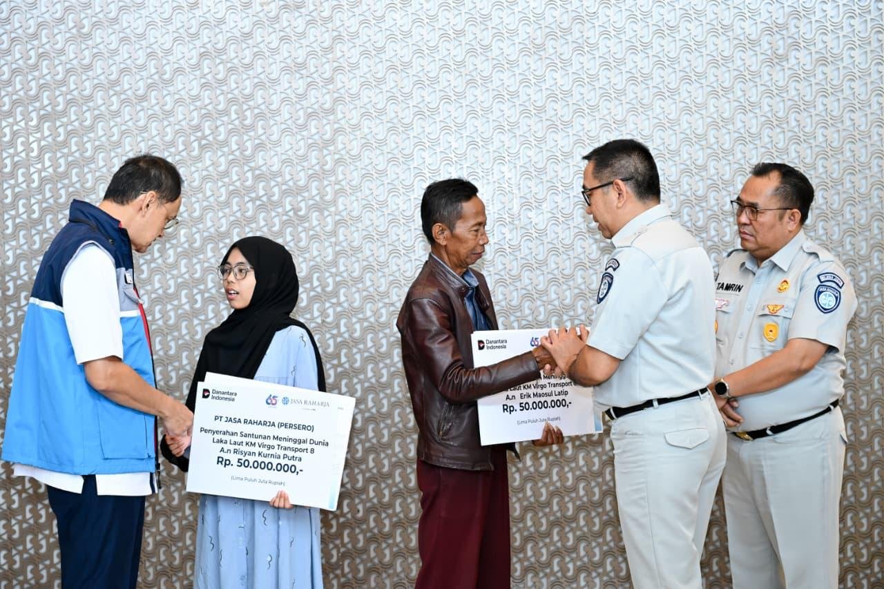 Jasa Raharja Serahkan Santunan kepada Dua Ahli Waris Korban KM Virgo Transport 8 di Jawa Barat