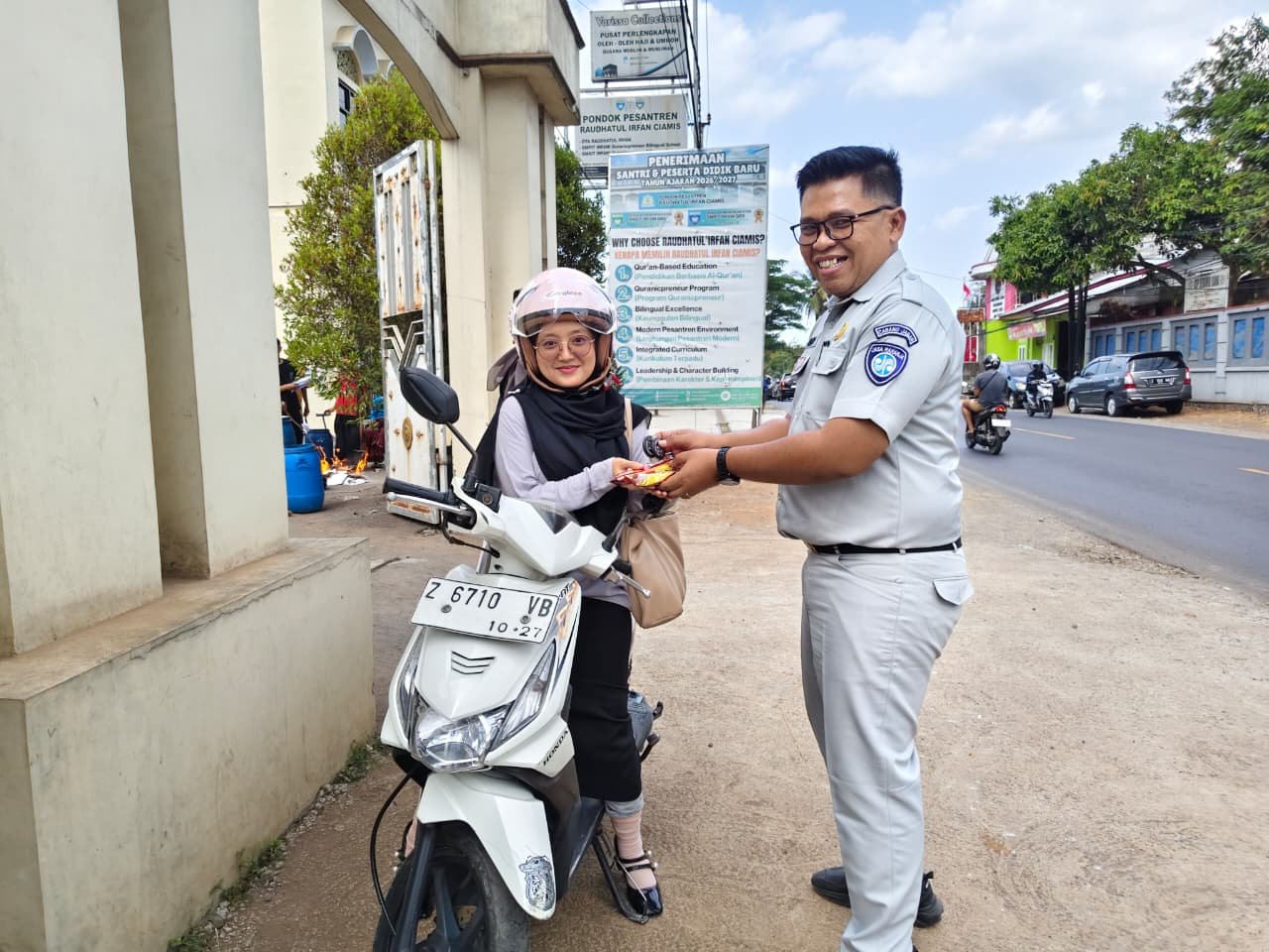 Jasa Raharja Cabang Tasikmalaya Laksanakan Aksi Simpatik dan Pemasangan Spanduk Himbauan Keselamatan di Titik Rawan Kecelakaan