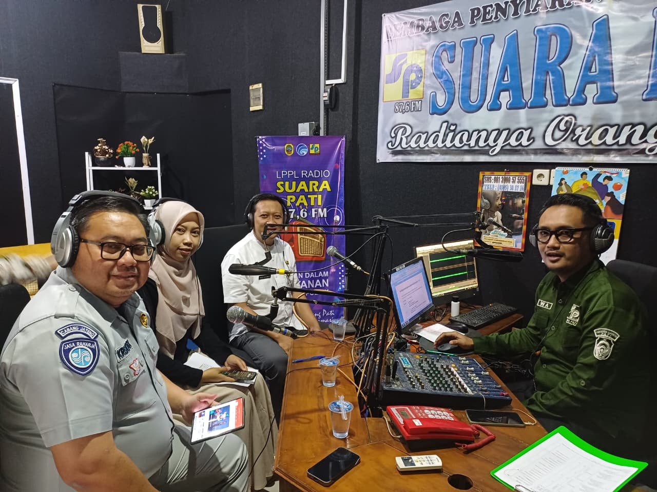 Tim Pembina Samsat Pati Bersama BPKAD Sosialisasikan Program Jateng Bebas melalui Talkshow di Radio Suara FM Pati