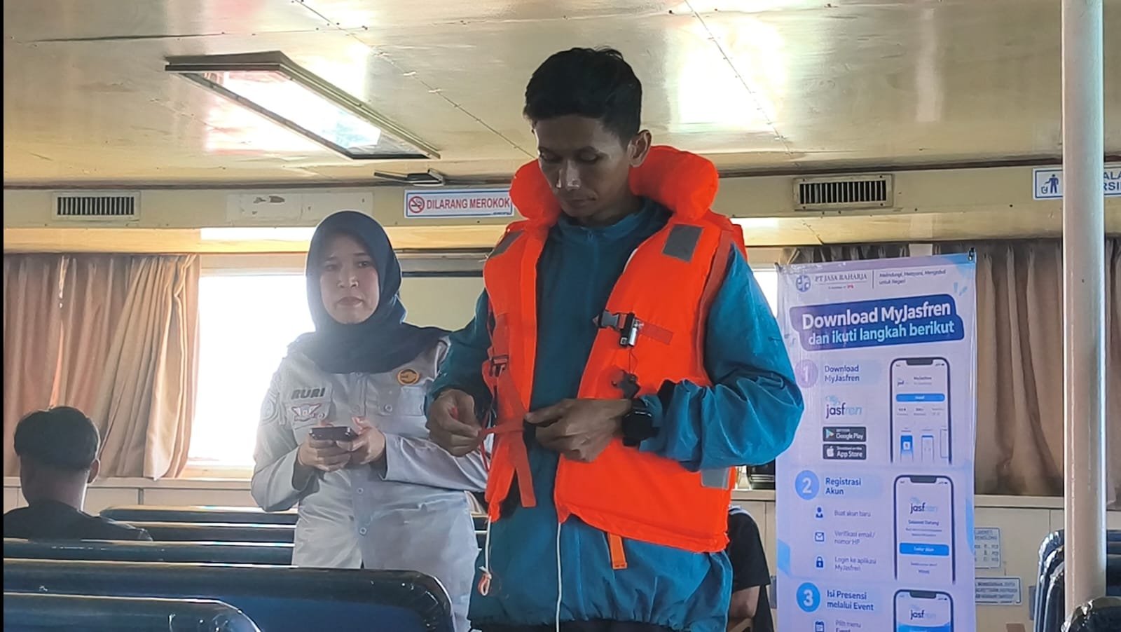 Jasa Raharja Dorong Peningkatan Kesadaran Keselamatan Penumpang melalui Sosialisasi Sarana Keselamatan dan Penggunaan Tiket Resmi di Pelabuhan Bajoe
